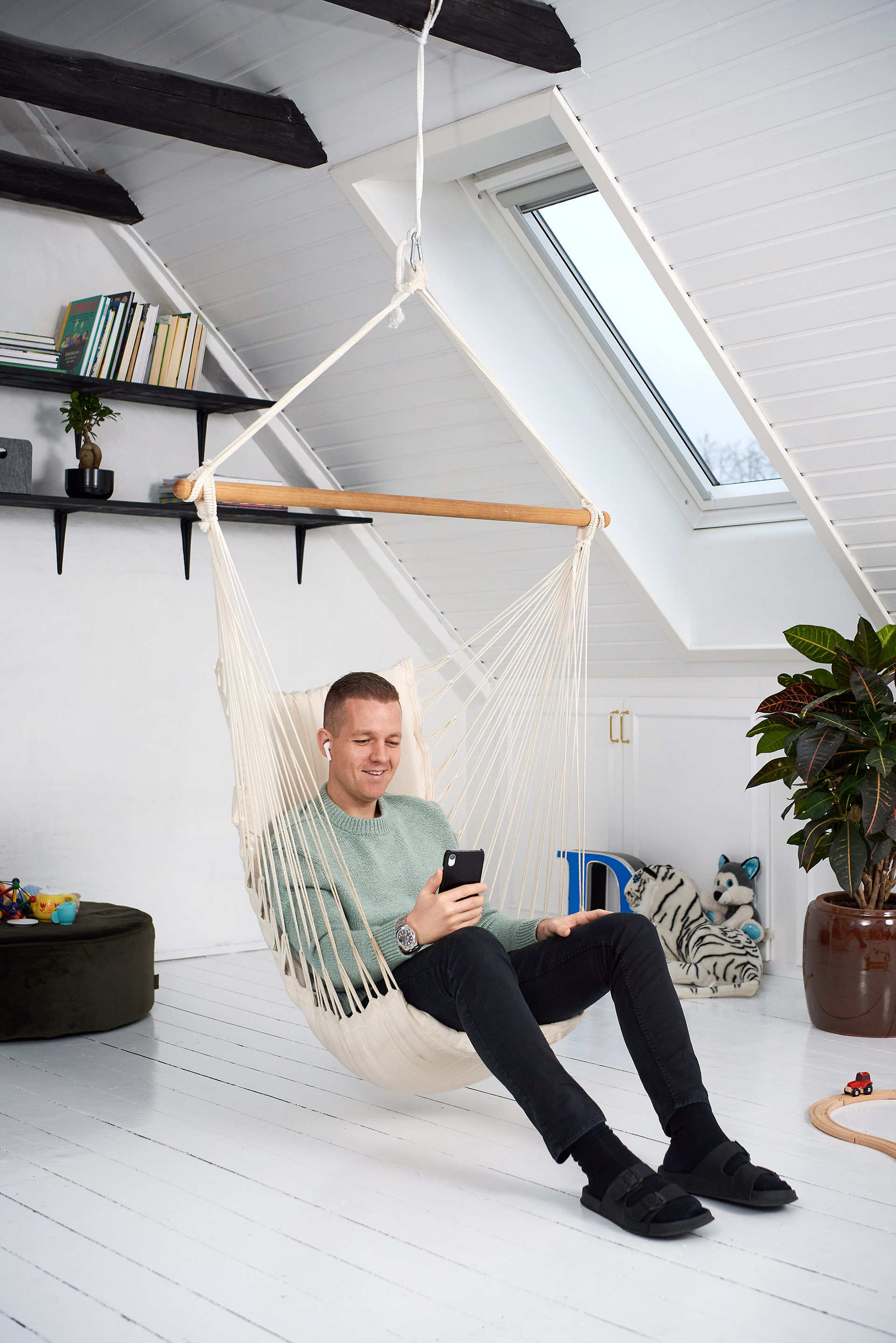 TDC NET Mand Hjemmearbejdsplads Med Mobil I Ghængestol 2 Low Srgb