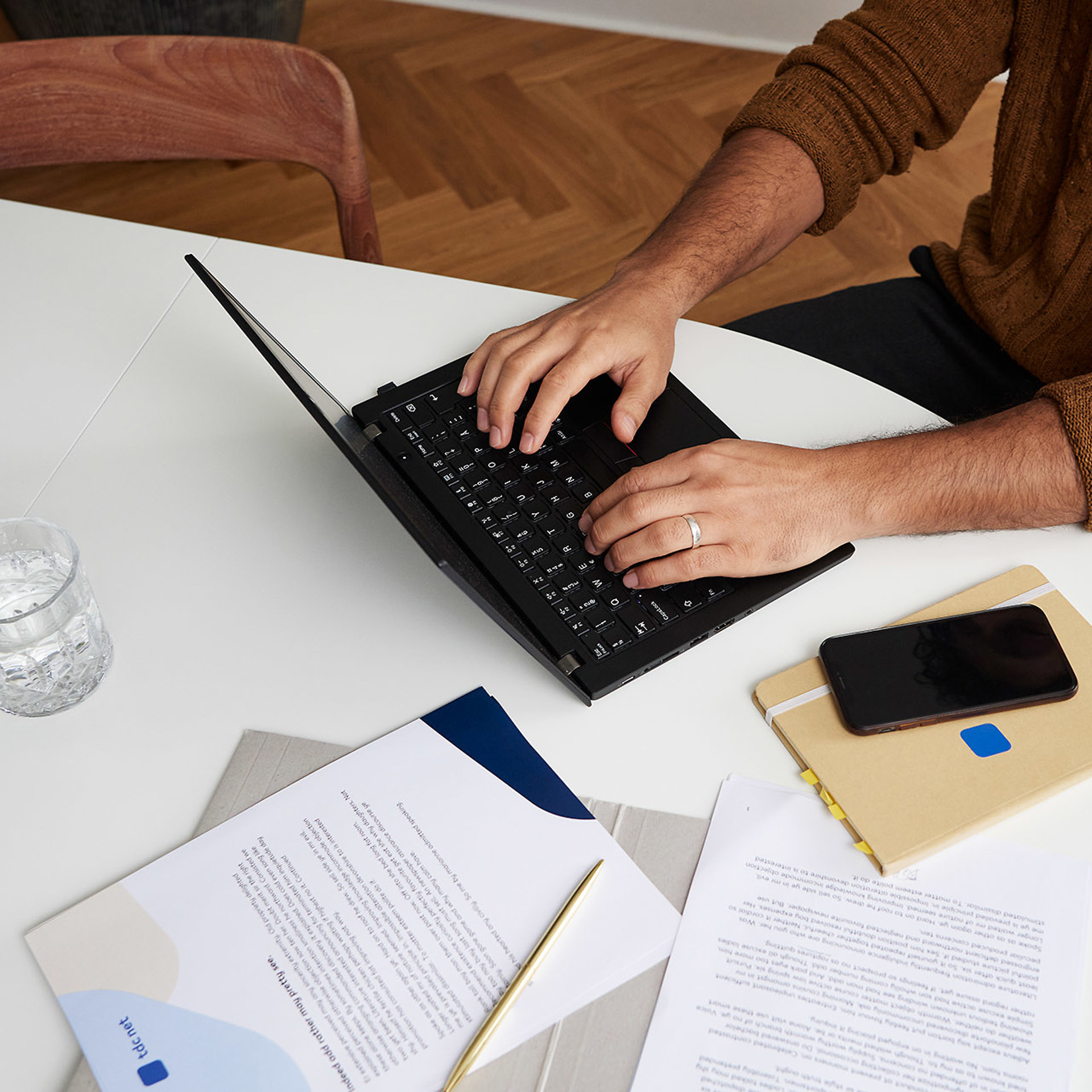 TDC NET 5 Hjemmearbejdsplads Mand Closeup Bærbar Ved Spisebord Low Srgb