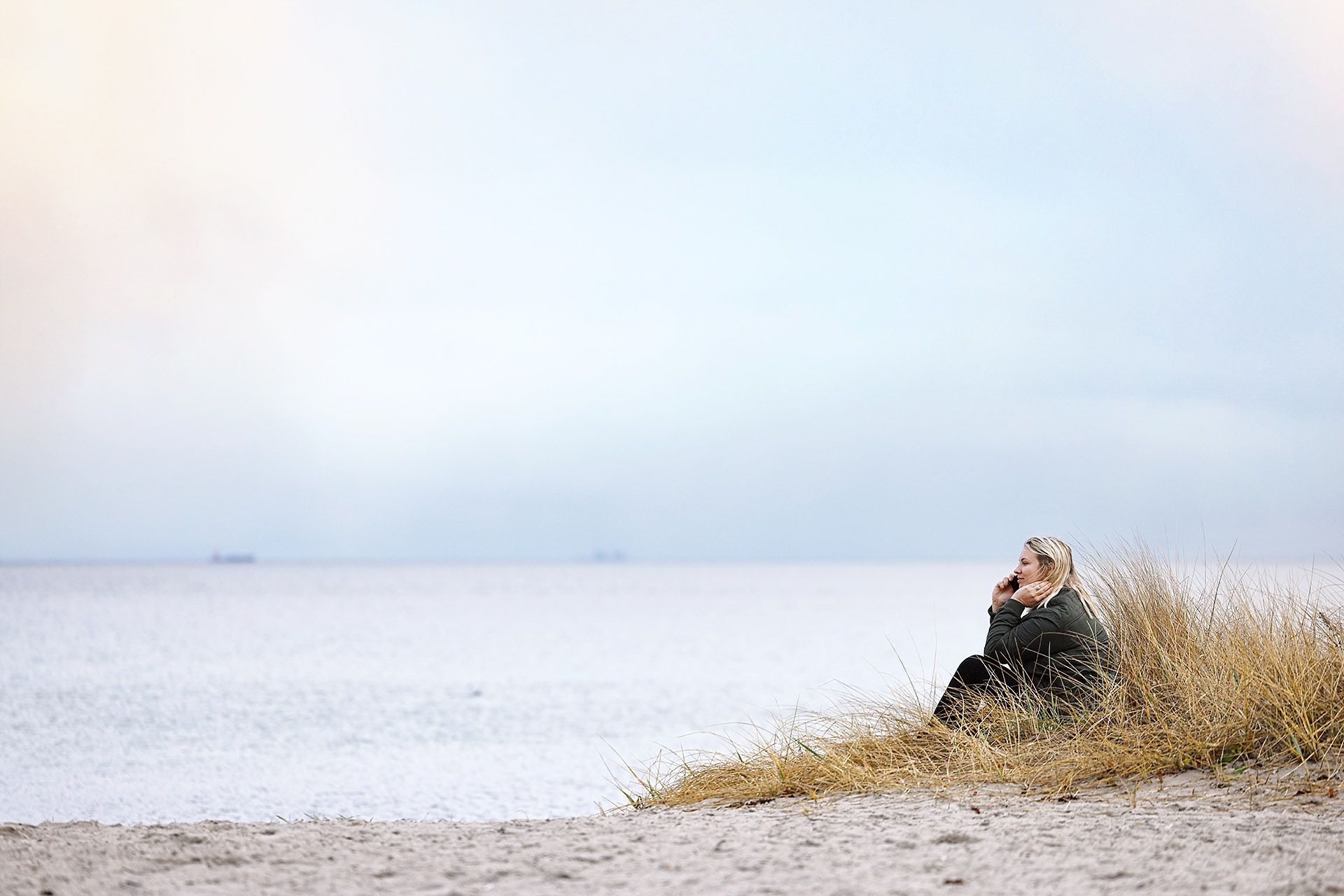 TDC NET Kvinde På Strand Med Mobil 2 Low Srgb