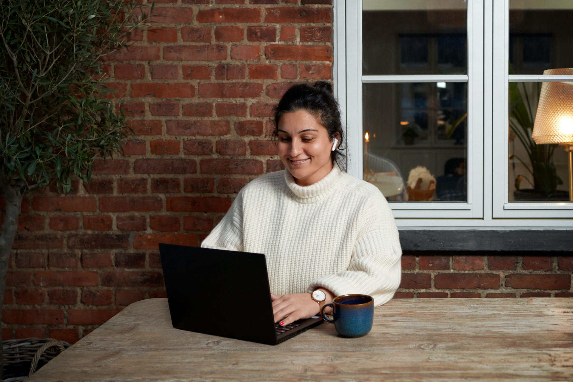 TDC NET Hjemmearbejdsplads Kvinde Terrasse Bærbar Low Srgb Retouche