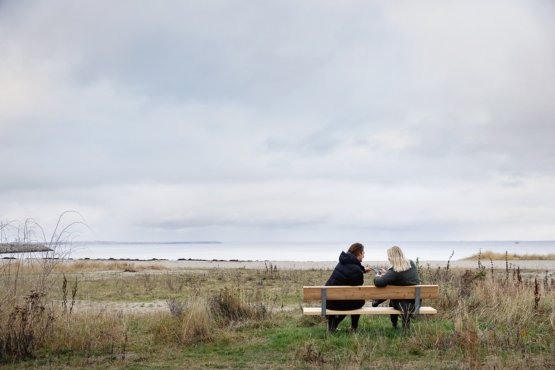TDC NET 1 Strand To Kvinder På Bænk Med Mobil Low Srgb