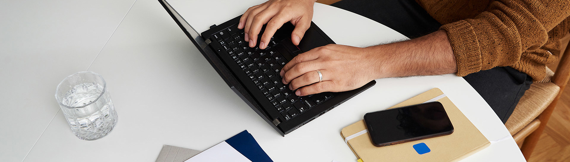 TDC NET Hjemmearbejdsplads Mand Closeup Bærbar Ved Spisebord Low Srgb